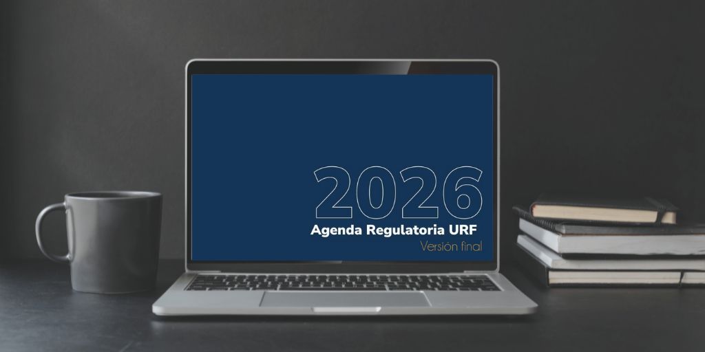 Imagen que muestra el acceso a la Agenda Regulatoria URF 2026 a través de un computador portátil.