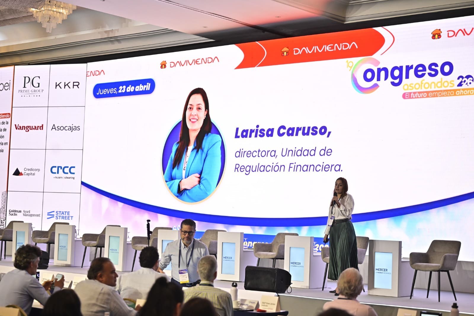 Larisa Caruso, directora de la Unidad de Proyección Normativa y Estudios de Regulación Financiera (URF), presentando en el marco del 19° Congreso Asofondos
