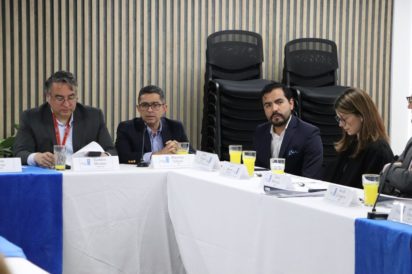 Mauricio Salazar Nieto Subdirector y Daniel Tocaría, Asesor de la Subdirección de Regulación Prudencial de La Unidad de Regulación Financiera en mesa de trabajo colaborativa que reunió a representantes del gremio asegurador, corredores de seguros, agencias, agentes y entidades con el objetivo de conversar sobre las recomendaciones preliminares del