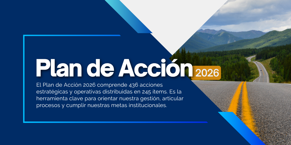 Imagen con título que dice Plan de Acción 2026. Un texto más pequeño explica que el plan contiene 436 acciones estratégicas y operativas distribuidas en 245 ítems, siendo la herramienta para guiar la gestión y cumplir metas. A la derecha, separada por una línea diagonal, hay una foto de una carretera de asfalto con líneas amarillas que se extiende hacia montañas y un bosque, simbolizando el camino hacia adelante. La composición transmite profesionalismo, claridad y progreso.