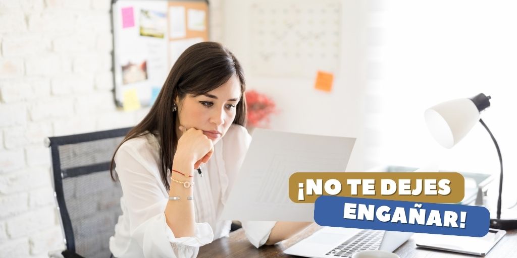 Imagen muestra a una mujer joven de cabello oscuro en un entorno de oficina. Está sentada frente a una laptop y sostiene un documento de papel con expresión preocupada y pensativa, con la barbilla apoyada en su mano. A la derecha, un gráfico superpuesto dice 