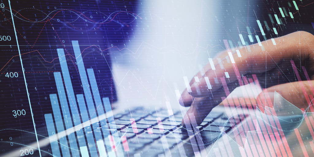Visual de análisis financiero con gráficos y datos superpuestos sobre un teclado, representando la toma de decisiones y la actualización prudencial del régimen de inversión de los fondos de pensiones por parte del Gobierno Nacional.