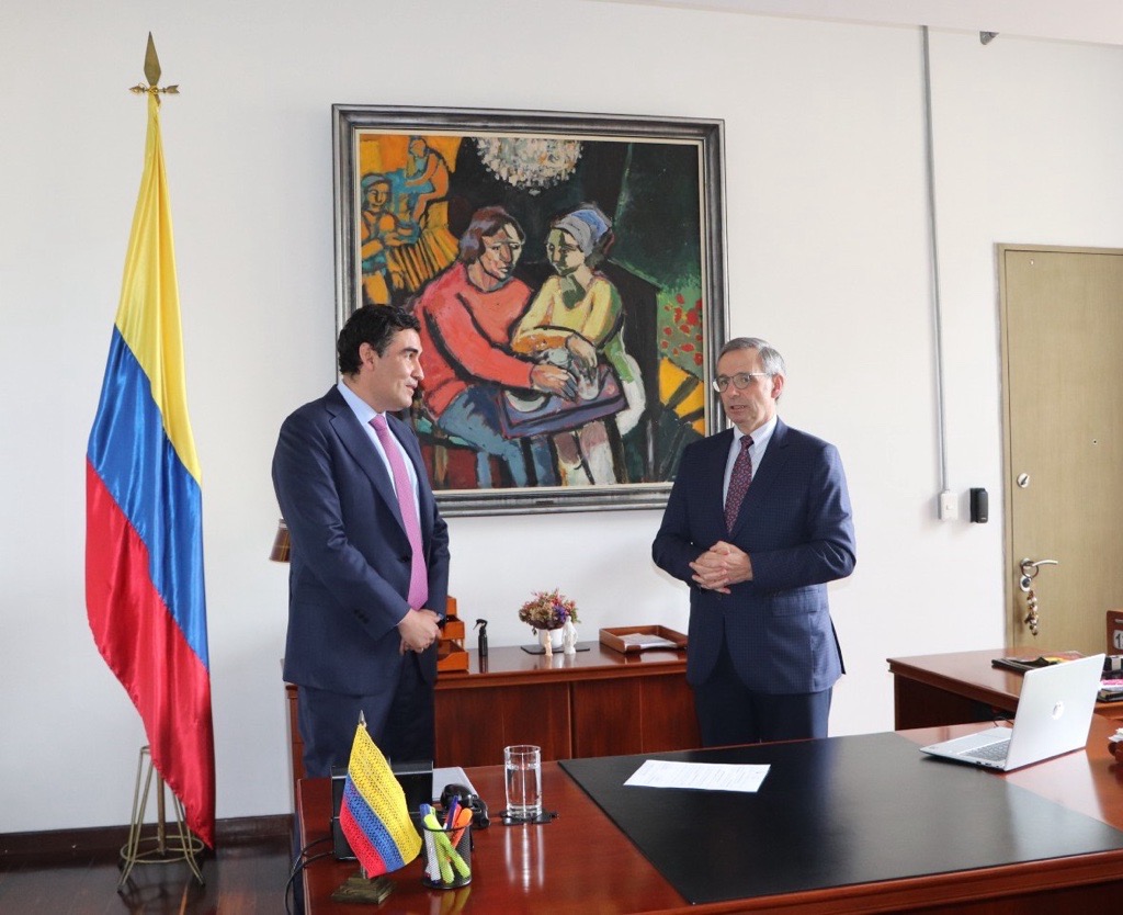 Mario Fernando Cruz Vargas durante el acto de posesión como director de la Unidad de Regulación Financiera (URF), en compañía del ministro Miguel Gómez Martínez.
